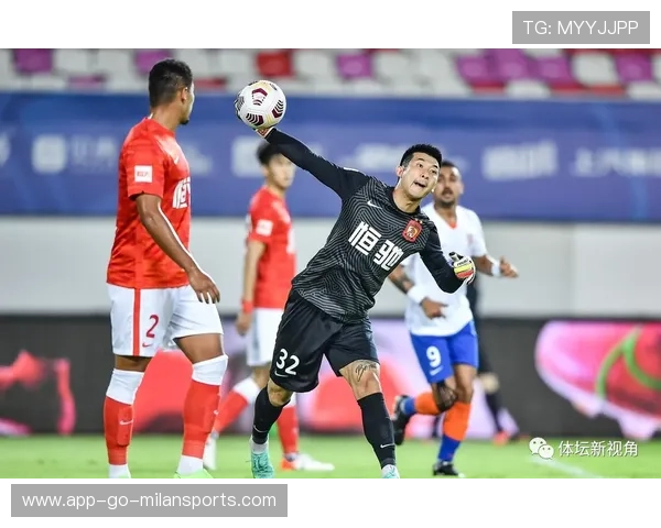 石家庄功夫新前锋反越位启动，推射远角被门将扑出